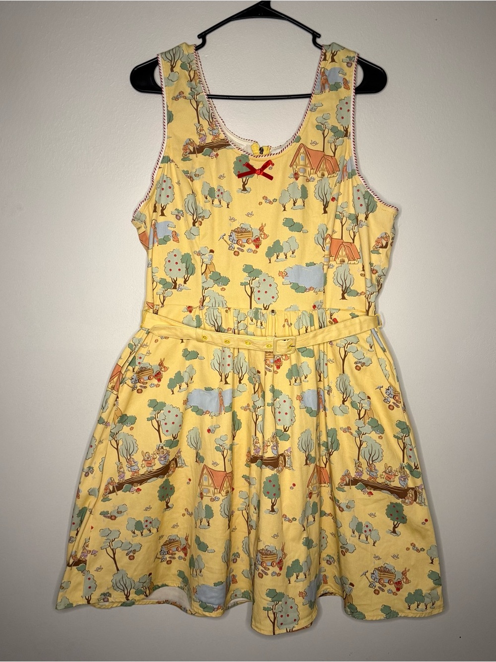 Stitch Shoppe by Loungefly
Enchanted Forest Snow White
Yellow Dress Large Disney
